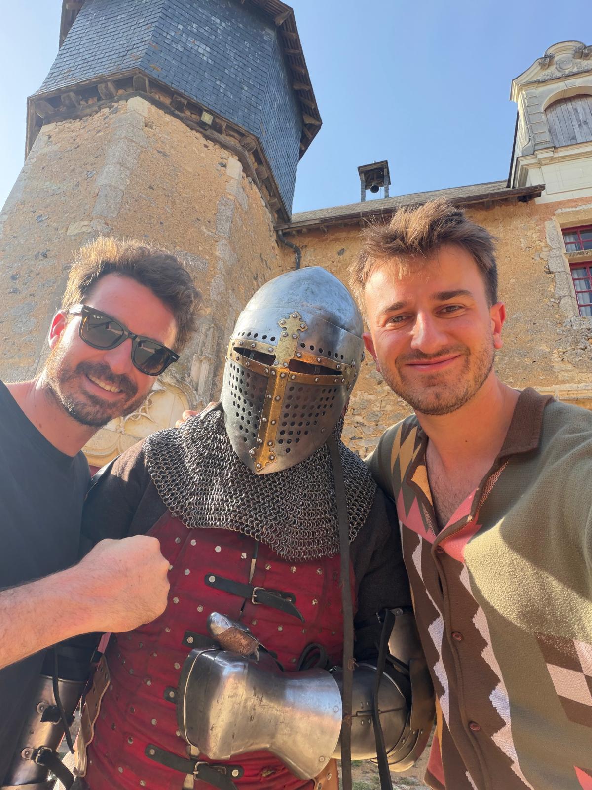 Martin et Jérémy au château, avec un chevalier en armure